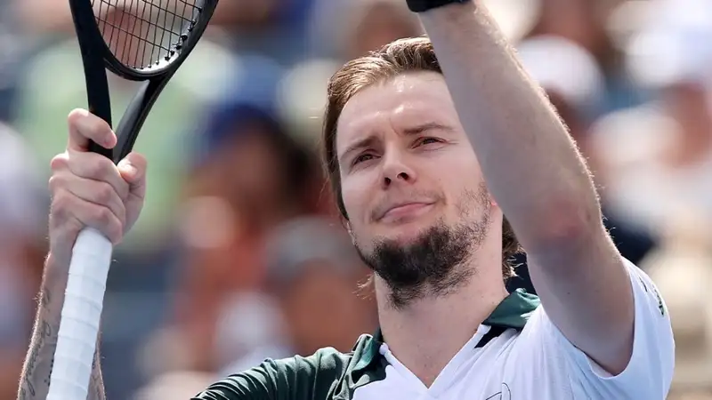 Бублик проиграл Циципасу и завершил выступление на "Мастерсе" в Мадриде