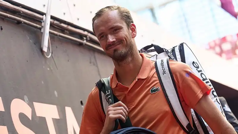 "Я ел жареные креветки": Медведев высказался об отравлениях на турнире в Мадриде