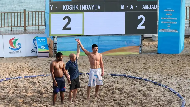 Трое казахстанских борцов вышли в 1/4 финала Азиатских пляжных игр