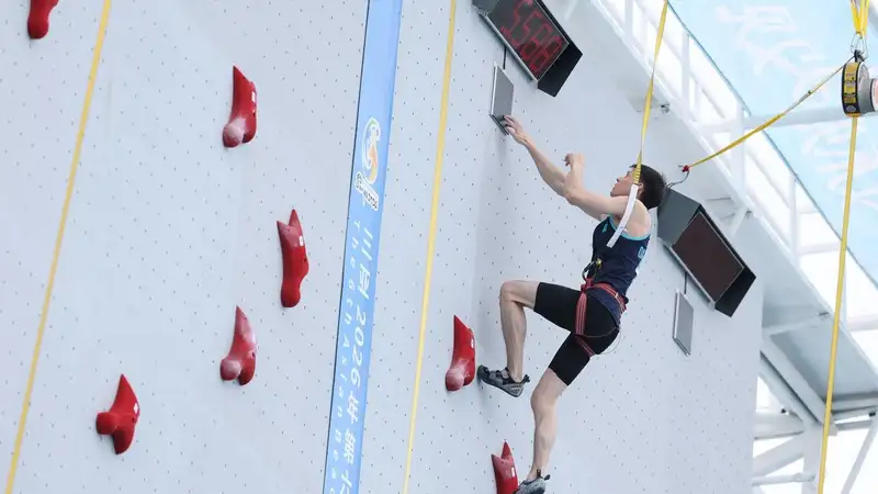 Казахстанский скалолаз вышел в 1/4 финала Азиатских пляжных игр