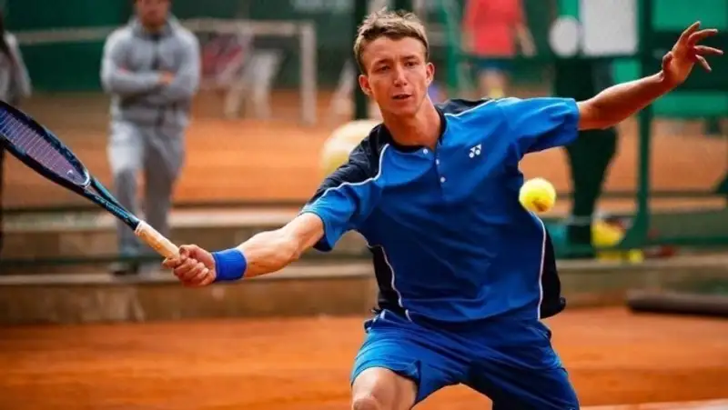 Казахстанский теннисист вышел в четвертьфинал турнира в Шымкенте