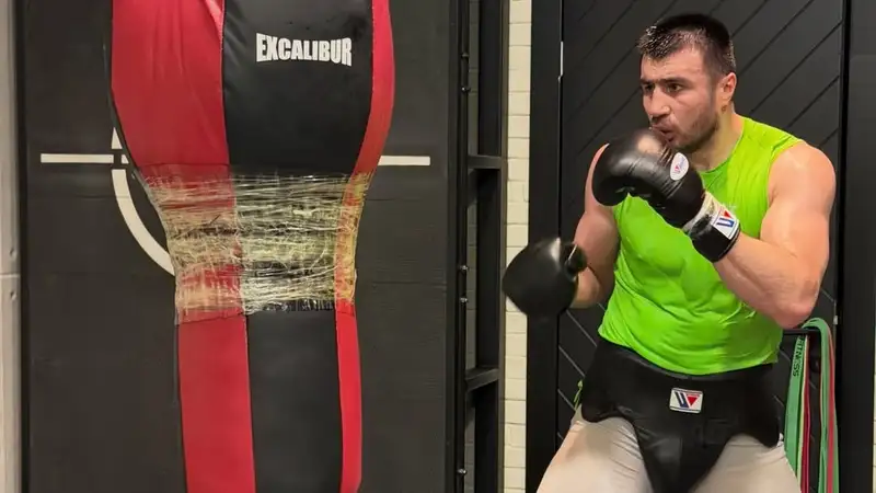 Кто подерётся с Джалоловым на разогреве суперзвезды бокса: известно имя соперника