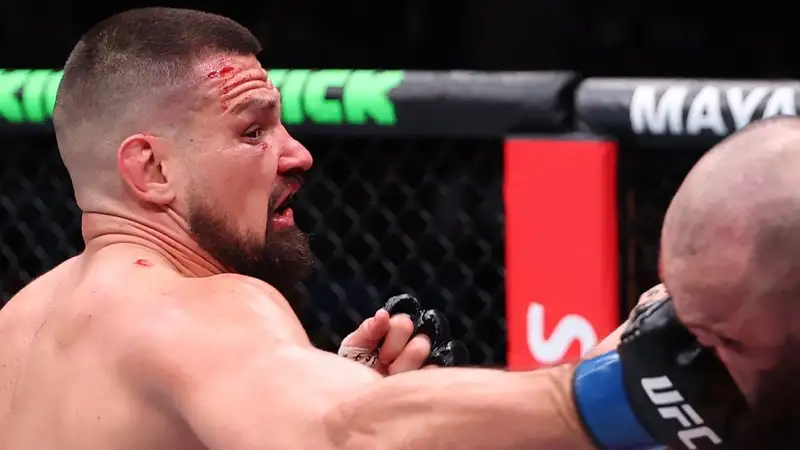 Дагестанский тяжеловес проиграл нокаутом на турнире UFC в Австралии