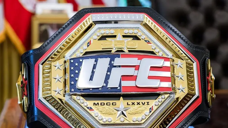 Трамп показал специальный пояс турнира UFC в Белом доме