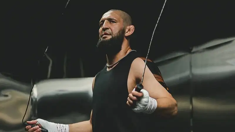 "Всё решил джеб": экс-чемпион UFC разобрал поражение Хамзата Чимаева в титульном бою