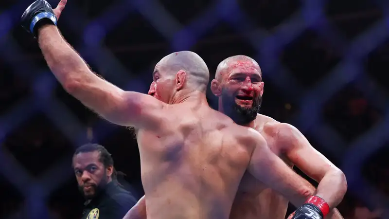 Стали известны гонорары Чимаева и Стрикленда за титульный бой UFC 328