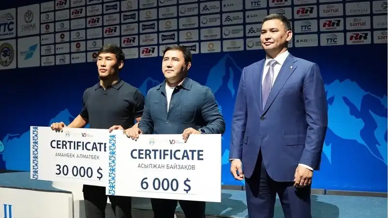 Казахстанские борцы получили денежные награды за медали чемпионата Азии
