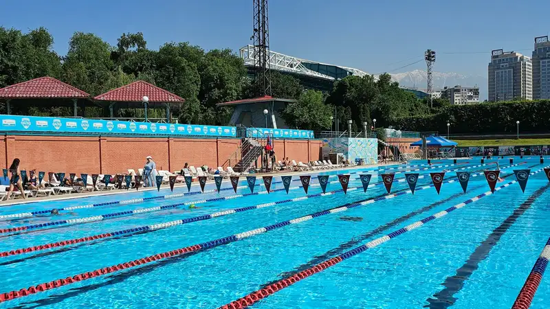 Лето на старте: в Rakhat Fitness доступны бассейны под открытым небом, фото - Новости Sportarena.kz от 18.05.2026 17:52
