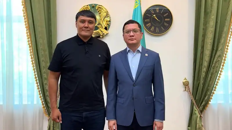 Арман Абеуов слева