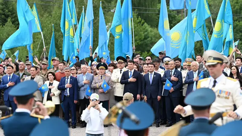 В Алматы торжественно подняли Государственный флаг в честь Дня символов