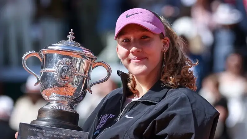 Мирра Андреева обошла Елену Рыбакину и возглавила чемпионскую гонку WTA