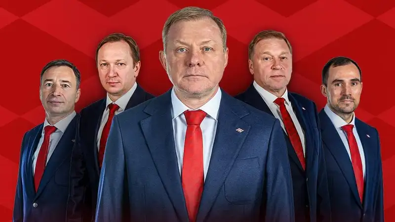 Тренерский штаб ХК "Спартак" (Евгений Корешков второй слева)