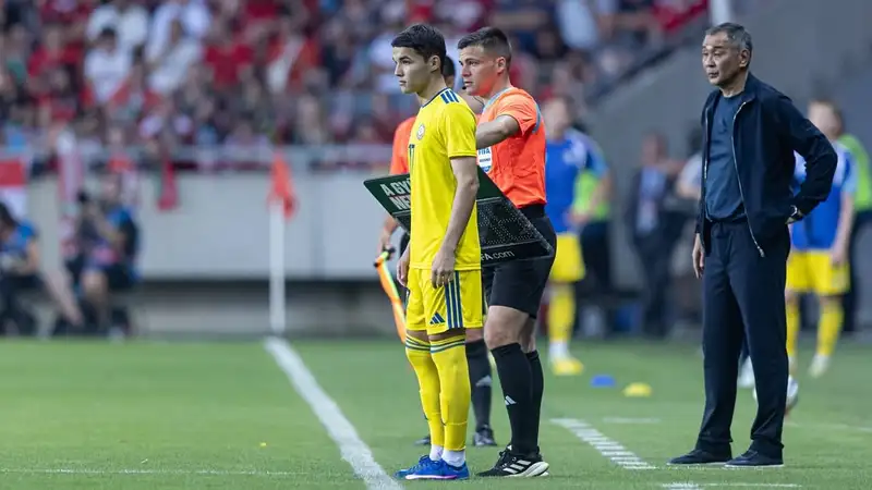 Камера упала на поле во время матча РК - Венгрия