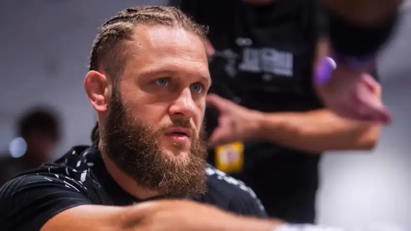 Физиев нокаутировал Торреса, а "Шара Буллет" одолел Перейру на турнире UFC в Баку