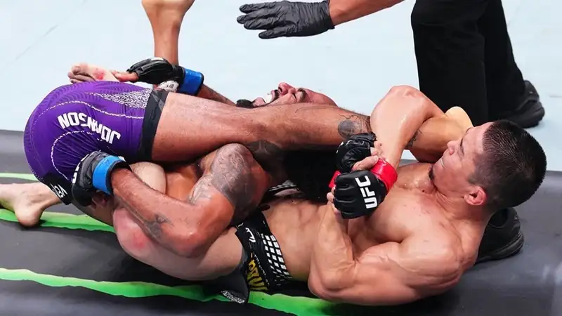 Появилось видео яркой победы Асу Алмабаева болевым приёмом на турнире UFC в Баку