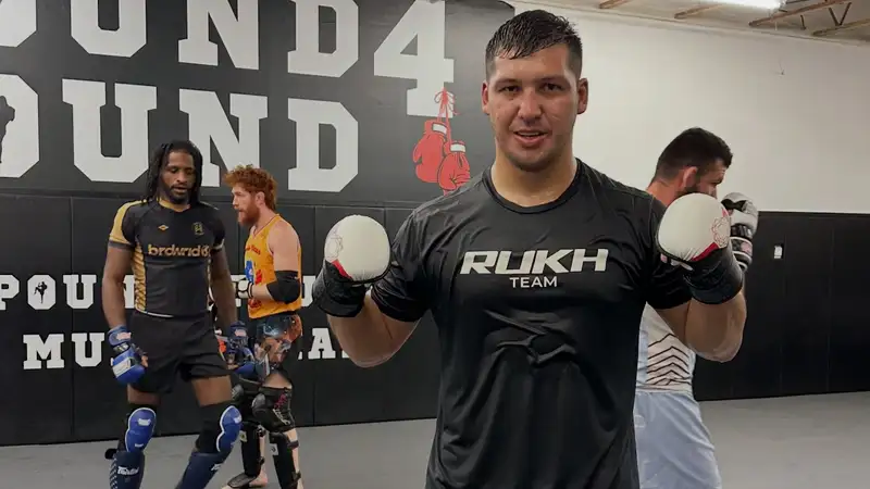 Казахстанский боец Дияр Нургожай победил нокаутом в UFC
