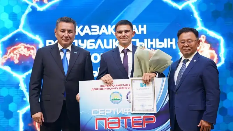 Чемпионам мира по фехтованию из ВКО вручили сертификаты на квартиры
