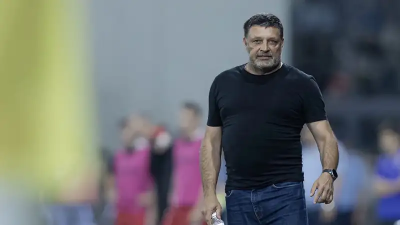 Игорь Черевченко руководит своей командой на бровке