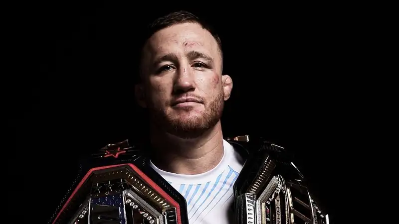 Джастин Гейджи с двумя поясами UFC