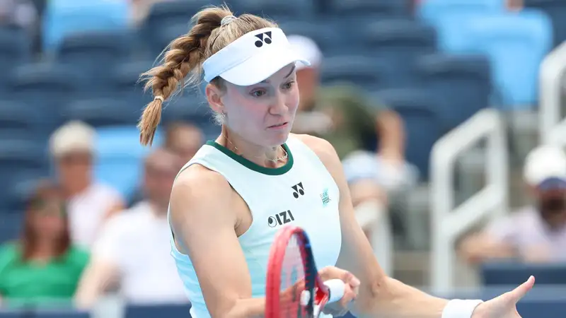 Елена Рыбакина наносит удар 