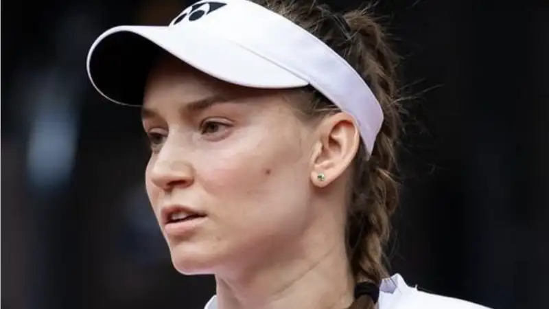 Елена Рыбакина во время тренировочного процесса на Roland Garros