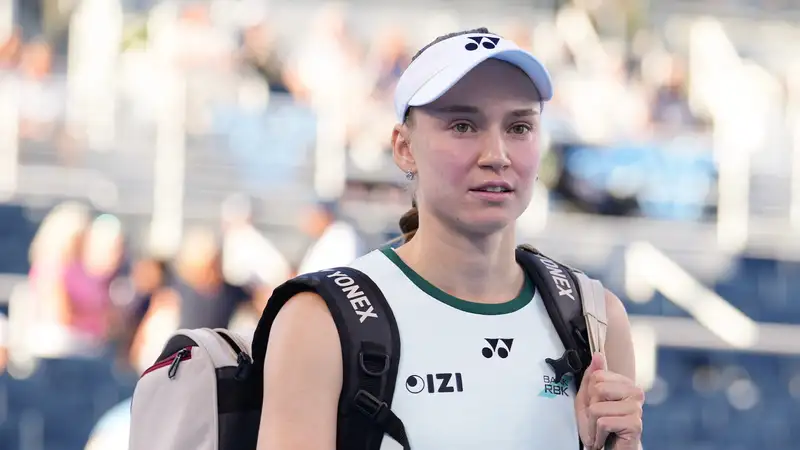 Елена Рыбакина выходит на корт  