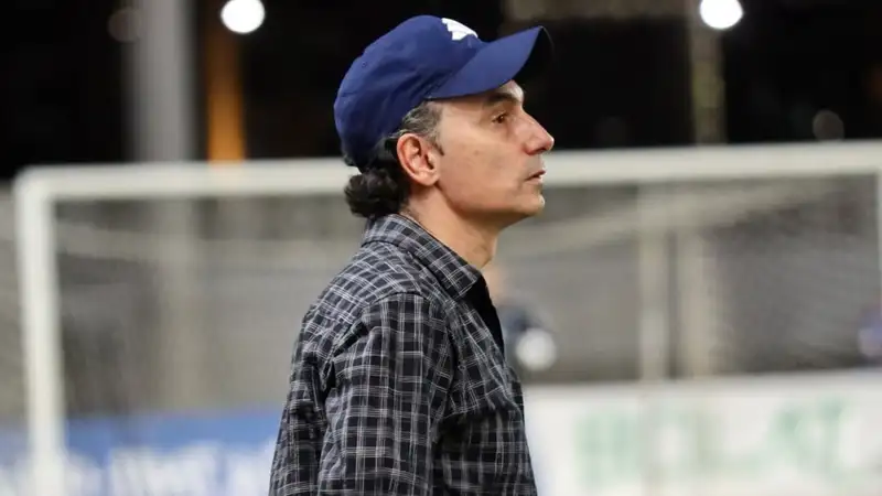 Григорий Бабаян на бровке поля