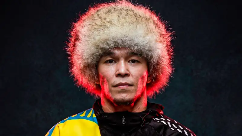 Асу Алмабаев с флагом 