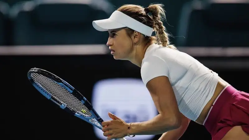Юлия Путинцева во время выступления на одном из турниров WTA