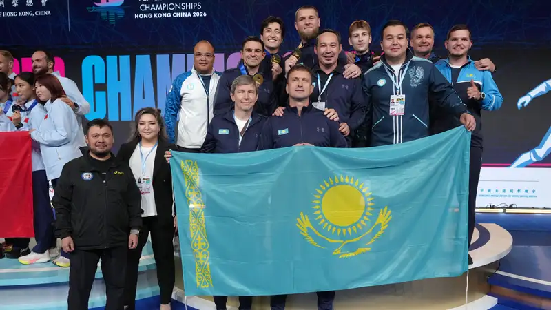 Мужская сборная Казахстана по фехтованию на шпаге после победы на чемпионате мира