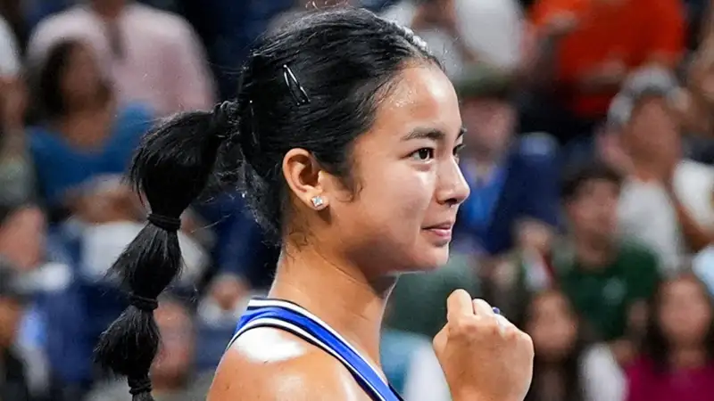 Александра Эала сжимает кулак после победы в первом круге US Open