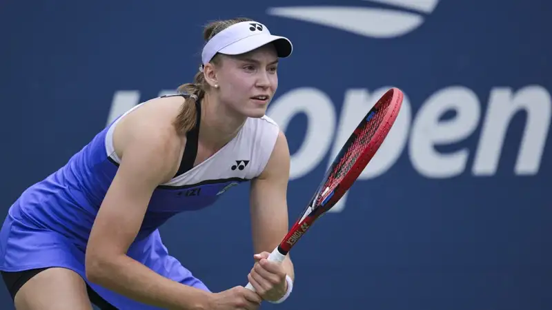 Елена Рыбакина на приёме подачи на US Open