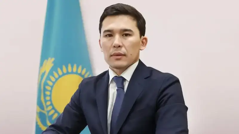Ербол Мырзабосынов на фоне флага 