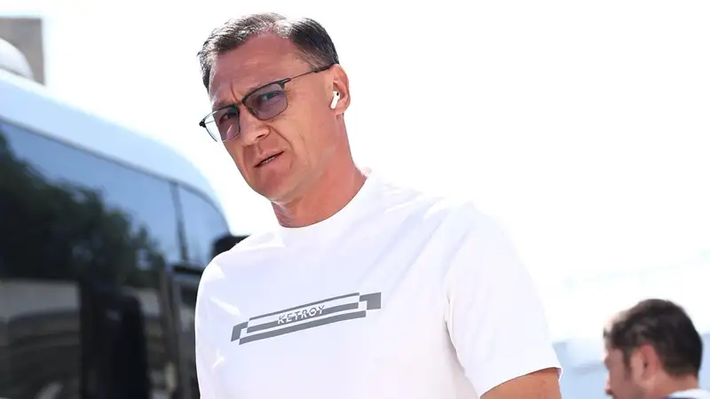 Уразбахтин выходит из автобуса 