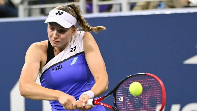Елена Рыбакина отбивает мяч в матче на US Open