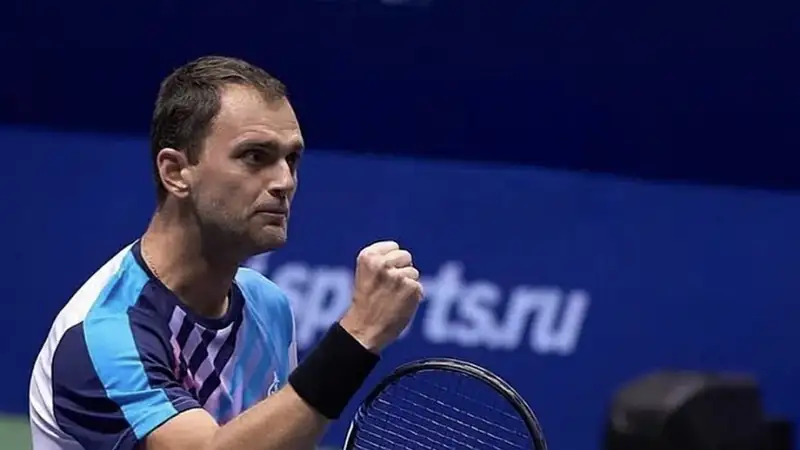 Александр Недовесов на корте после выигранного очка 