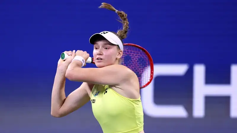 Елена Рыбакина отбивает мяч на US Open