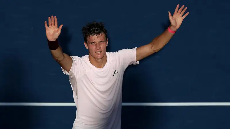 Меньшик поднимает руки на US Open 