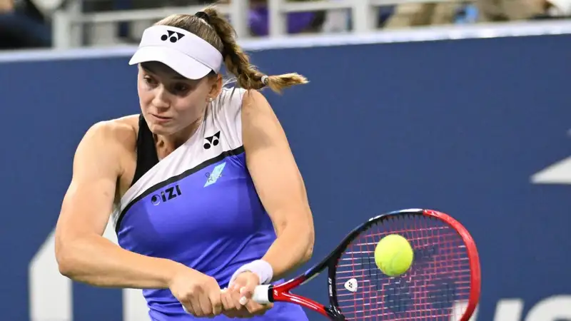 Елена Рыбакина отбивает удар на US Open
