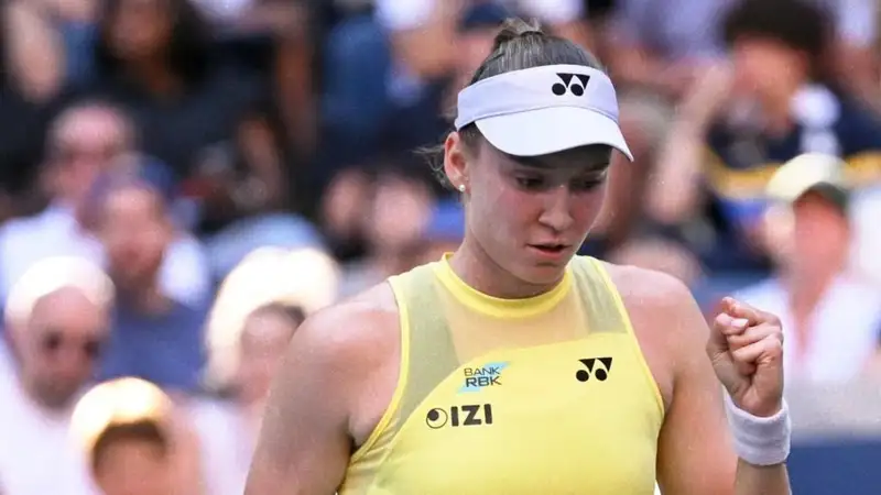Елена Рыбакина на корте против Осаки в США
