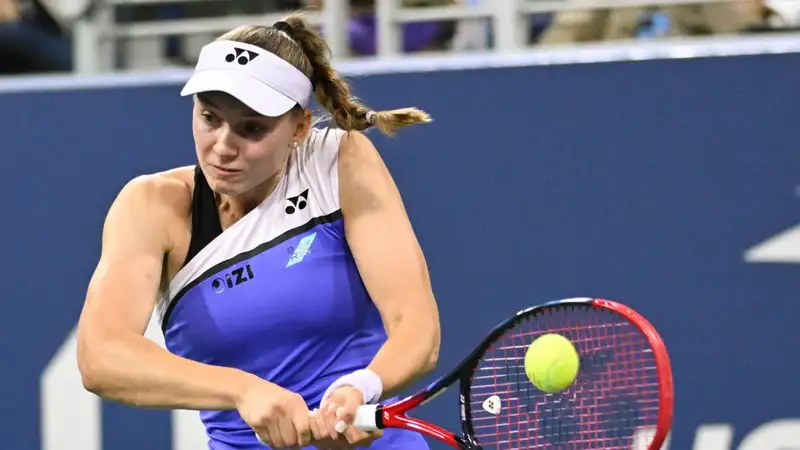 Елена Рыбакина отбивает удар 