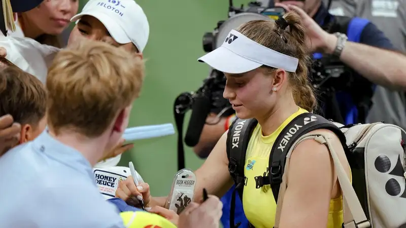 Елена Рыбакина на корте после победы 1/4 финала US Open против Чжэнь Циньвэнь