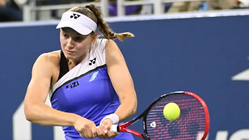 Елена Рыбакина отбивает удар слева 