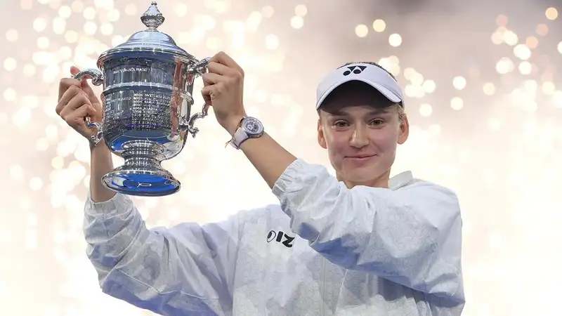 Елена Рыбакина во время награждения на US Open