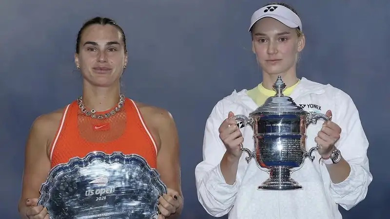 Арина Соболенко и Елена Рыбакина с трофеями после финального матча US Open-2026