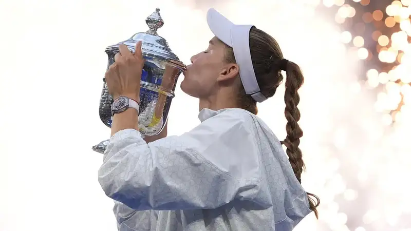 Елена Рыбакина выиграла третий турнир "Большого шлема"