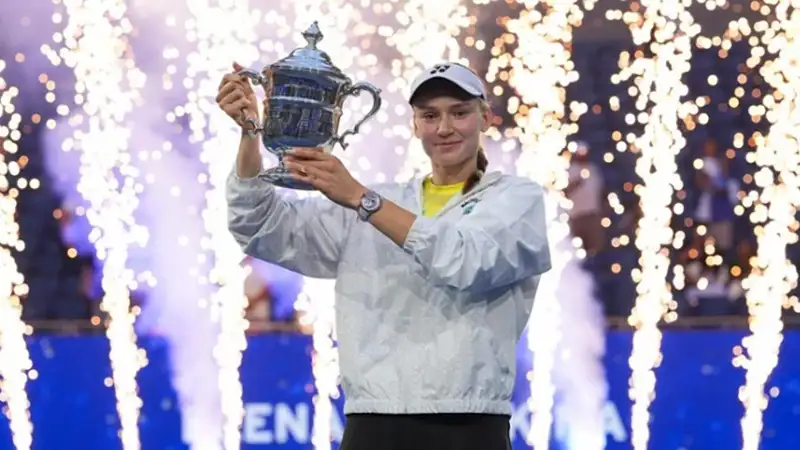 Елена Рыбакина с трофеем на US Open
