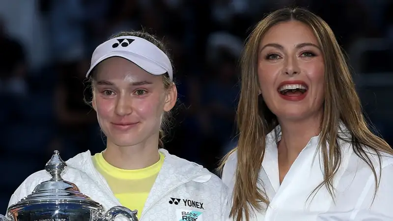 Елена Рыбакина во время церемонии награждения на US Open