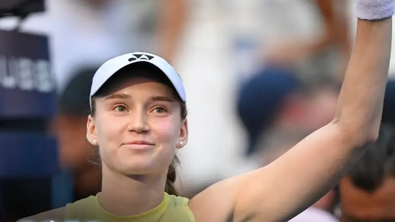 Елена Рыбакина улыбается на US Open