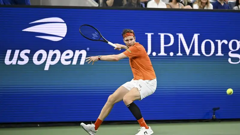 Бублик наносит удар справа на US Open 